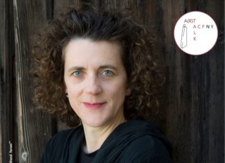 A(R)TALK 07: Olga Neuwirth / Kulturforum New York Das Bild zeigt die österreichische Komponistin Olga Neuwirth vor einer dunkelbraunen Holzwand.