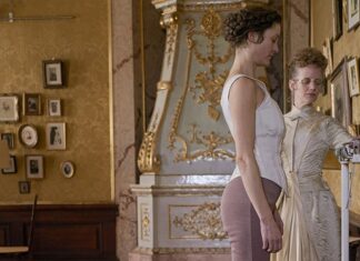 „Corsage“ / Österreichische Botschaft Lettland Das Bild zeigt Kaiserin Elisabeth beim Wiegen auf einer Waage.