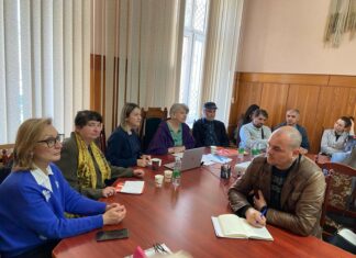 Vorträge Kulturmanagement / Botschaft Chisinau Das Bild zeigt Annemarie Türk bei ihrem Vortrag vor Lehrbeauftragten und Studierenden der Akademie für Musik, Theater and bildende Kunst in Chisinau