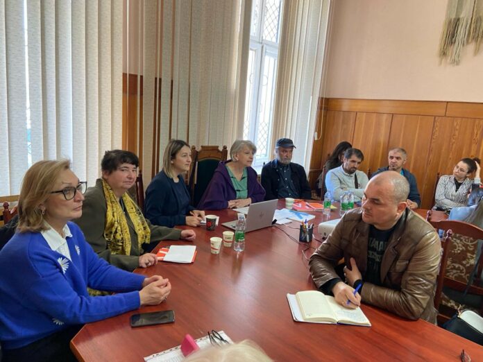 Das Bild zeigt Annemarie Türk bei ihrem Vortrag vor Lehrbeauftragten und Studierenden der Akademie für Musik, Theater and bildende Kunst in Chisinau