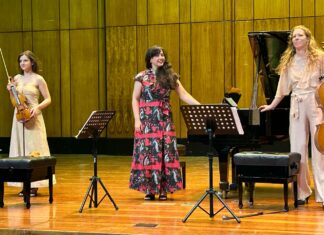 Tournee Trio Immersio / Kulturforum Pretoria Das Bild zeigt die Künstlerinnen des Trio Immersio auf der Bühne stehend bei ihrem Auftritt bei der Johannesburg Musical Society.