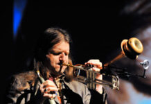 Von Jazz bis Marimba: Franz Hackl in Südafrika / Kulturforum Pretoria Das Bild zeigt den Tiroler Jazz Trompeter Franz Hackl beim Musizieren.