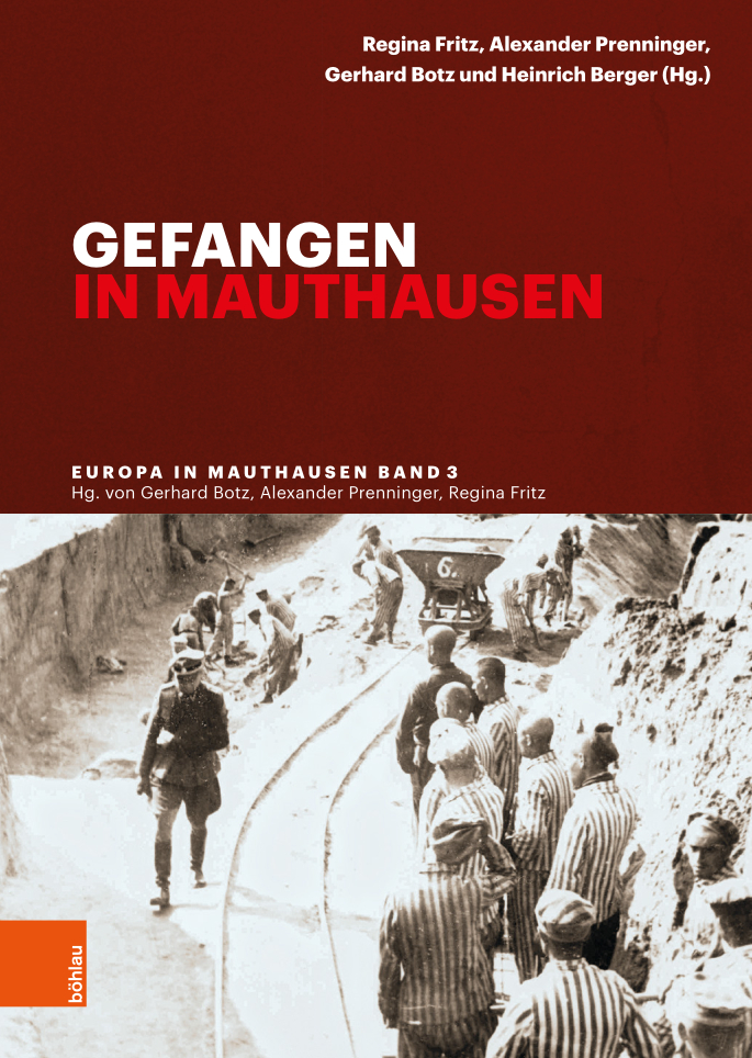 Bei dem Bild handelt es sich um ein Buchcover in Farbe. Ein Originalfotos aus der NS-Zeit, das Häftlinge eines nationalsozialistischen Konzentrationslagers zeigt. Auch der Buchtitel „Gefangen in Mauthausen“ ist darauf abgedruckt.