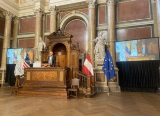 Empowering Citizens: Media Literacy & Democracy / BMEIA Sektion für Internationale Kulturangelegenheiten Das Bild zeigt Christoph Thun-Hohenstein, Leiter der Sektion für Internationale Kulturangelegenheiten im BMEIA, als Redner an der Universität Wien