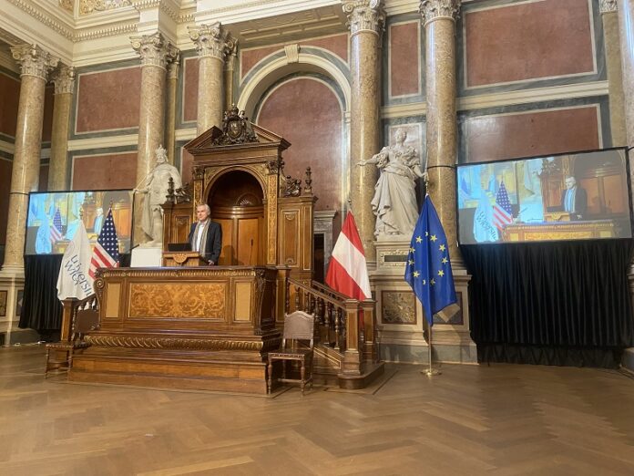 Das Bild zeigt Christoph Thun-Hohenstein, Leiter der Sektion für Internationale Kulturangelegenheiten im BMEIA, als Redner an der Universität Wien