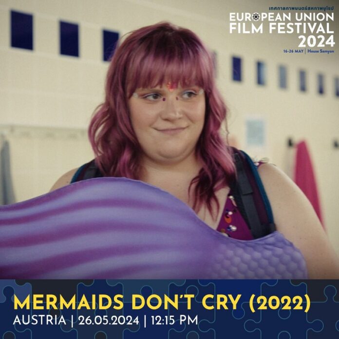 Das Bild zeigt das Plakat für den Österreichischen Beitrag des EU Filmfestival in Thailand „Mermaids Don’t Cry“; Sujet: die Hauptdarstellerin Annika vor einem Flugzeug