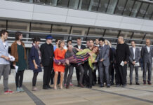 Calliope. Join the Dots in Belgrad / Kulturforum Belgrad Das Bild zeigt: BOAnet, PreOpening Campus WU, ein humorvolles Foto, auf dem Kolleginnen und Kollegen die Architektin Spinadel in den Händen halten