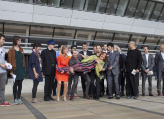 Calliope. Join the Dots in Belgrad / Kulturforum Belgrad Das Bild zeigt: BOAnet, PreOpening Campus WU, ein humorvolles Foto, auf dem Kolleginnen und Kollegen die Architektin Spinadel in den Händen halten