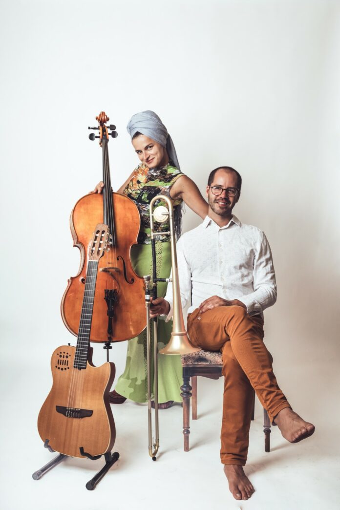 Das Bild zeigt das DUO DEELINDE & EMILIANO SAMPAIO mit ihren Instrumenten