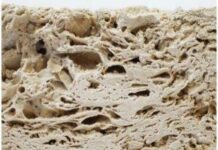 60. Biennale di Venezia / Kulturforum Mailand Das Bild zeigt einen Block weißen Marmor mit Schriftzug Marmo mit isoliertem Buchstaben o, auf den Blattgold geklebt ist.