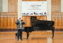 Piano Journey from Haydn to Gershwin / Botschaft Hanoi Das Bild zeigt Ratko Delorko neben einem Flügel im Kammermusiksaal der Musikakademie.