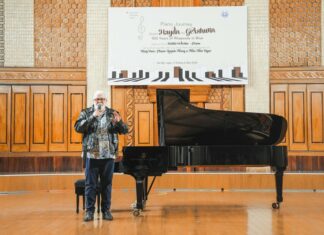 Piano Journey from Haydn to Gershwin / Botschaft Hanoi Das Bild zeigt Ratko Delorko neben einem Flügel im Kammermusiksaal der Musikakademie.