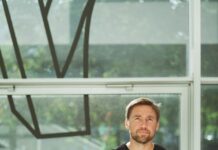 Literarische Lesung mit Musik / Kulturforum Bratislava Das Bild zeigt den Autor Mario Schlembach