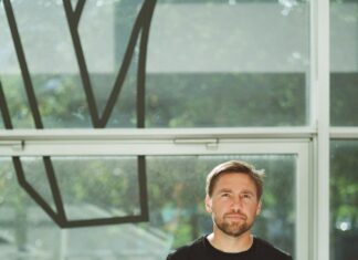 Literarische Lesung mit Musik / Kulturforum Bratislava Das Bild zeigt den Autor Mario Schlembach