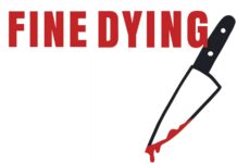 Lesung: Eva Rossmann / Kulturforum Brüssel Das Bild zeigt die Wörter "Fine Dying" in großen, roten Druckbuchstaben zusammen mit dem Umriss eines Küchenmessers, von dessen Klinge rotes Blut tropft.