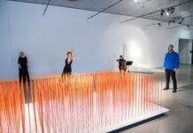 Tanzintervention / Kulturforum Zagreb Das Bild zeigt eine Tänzerin, zwei Sängerinnen und einen Cellisten im Museum.