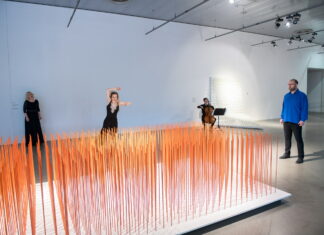 Tanzintervention / Kulturforum Zagreb Das Bild zeigt eine Tänzerin, zwei Sängerinnen und einen Cellisten im Museum.