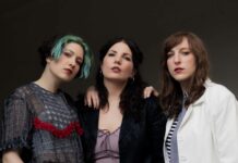 DIVES bei United Islands of Prague / Kulturforum Prag Das Bild zeigt drei Mitglieder der Band DIVES vor einem schwarzen Hintergrund.