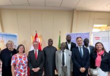 Ausstellung/ Österreichische Botschaft Dakar Das Bild zeigt die Eröffnung der Ausstellung „Sozialer Wohnbau in Wien“ in Dakar durch den Bürgermeister von Dakar Barthélemy Toye Dias und den Ersten Wiener Landtagspräsidenten Ernst Woller im Beisein von Vertretern der Stadt Dakar, der Stadt Wien und Angehörigen des diplomatischen Corps.