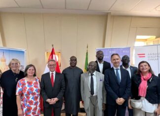 Ausstellung/ Österreichische Botschaft Dakar Das Bild zeigt die Eröffnung der Ausstellung „Sozialer Wohnbau in Wien“ in Dakar durch den Bürgermeister von Dakar Barthélemy Toye Dias und den Ersten Wiener Landtagspräsidenten Ernst Woller im Beisein von Vertretern der Stadt Dakar, der Stadt Wien und Angehörigen des diplomatischen Corps.