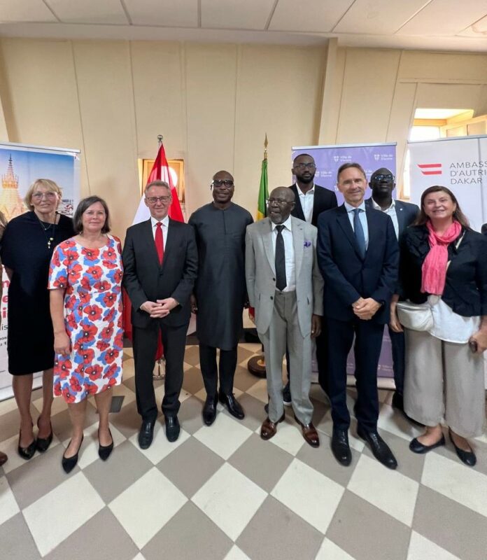 Das Bild zeigt die Eröffnung der Ausstellung „Sozialer Wohnbau in Wien“ in Dakar durch den Bürgermeister von Dakar Barthélemy Toye Dias und den Ersten Wiener Landtagspräsidenten Ernst Woller im Beisein von Vertretern der Stadt Dakar, der Stadt Wien und Angehörigen des diplomatischen Corps.