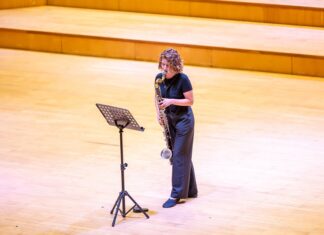 CONNECTING THE DOTS / Botschaft Hanoi Das Bild zeigt Anna Koch beim Musizieren auf ihrer Bassklarinette