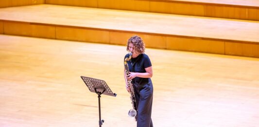 Das Bild zeigt Anna Koch beim Musizieren auf ihrer Bassklarinette