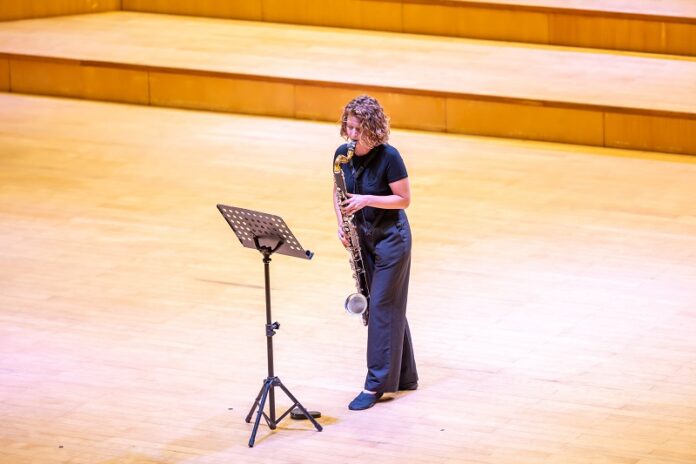 Das Bild zeigt Anna Koch beim Musizieren auf ihrer Bassklarinette