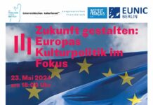 Podiumsdiskussion / Kulturforum Berlin Das Bild zeigt eine Europaflagge im Hintergrund. Im Vordergrund stehen Namen, Datum, und Uhrzeit der Veranstaltung, sowie Nennung der Kooperationspartnerinnen und -partner.