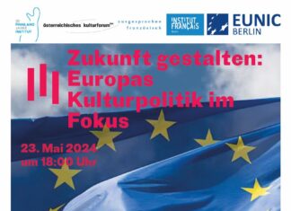 Podiumsdiskussion / Kulturforum Berlin Das Bild zeigt eine Europaflagge im Hintergrund. Im Vordergrund stehen Namen, Datum, und Uhrzeit der Veranstaltung, sowie Nennung der Kooperationspartnerinnen und -partner.