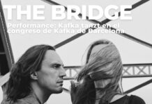 „Auf Kafkas Spuren“ – Kongress in Barcelona / Kultuforum Madrid Das Bild zeigt ein Foto des Künstlerduos Kafka tanzt auf einer Brücke und enthält Informationen zur Veranstaltung