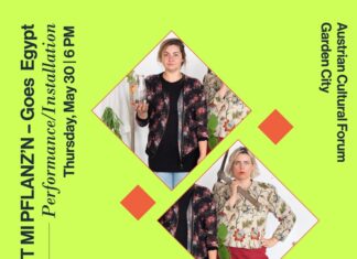 WÜST MI PFLANZ’N goes Egypt / Kulturforum Kairo Das Bild zeigt das Künstlerinnen Kollektiv OutSight inmitten ihrer Pflanzen-Installation mit Gartengeräten in der Hand – direkt in die Kamera schauend.