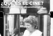 Hommage an das österreichische Filmmuseum in Madrid / Kulturforum Madrid Das Bild zeigt die schwarz-weisse Werbegrafik für den Zyklus „Que es el cine?“ - eine ältere Frau, die vor einem Geschäft interviewt wird - und die Logos der involvierten Einrichtungen.