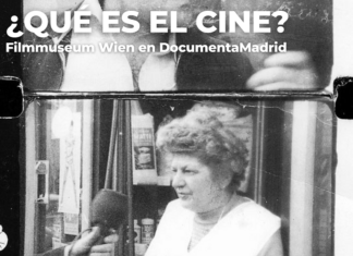 Hommage an das österreichische Filmmuseum in Madrid / Kulturforum Madrid Das Bild zeigt die schwarz-weisse Werbegrafik für den Zyklus „Que es el cine?“ - eine ältere Frau, die vor einem Geschäft interviewt wird - und die Logos der involvierten Einrichtungen.