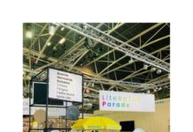 Internationale Buchmesse Turin / Kulturforum Mailand Das Bild zeigt den Messestand für den Auftritt der Gastsprache Deutsch. Mit Blick auf Nachhaltigkeit und effektiven Ressourceneinsatz konzipiert aus hellem Holz mit Sitzplätzen, mit Lesecken, einem Bücherfahrrad, Stühlen für und Bühne für Auftritte von SchriftstellerInnen.