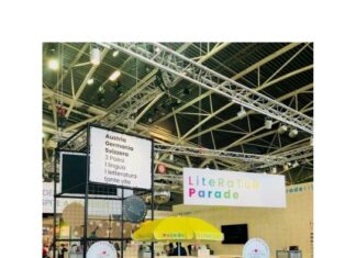 Internationale Buchmesse Turin / Kulturforum Mailand Das Bild zeigt den Messestand für den Auftritt der Gastsprache Deutsch. Mit Blick auf Nachhaltigkeit und effektiven Ressourceneinsatz konzipiert aus hellem Holz mit Sitzplätzen, mit Lesecken, einem Bücherfahrrad, Stühlen für und Bühne für Auftritte von SchriftstellerInnen.