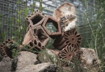 Fotoausstellung / Kulturforum Zagreb Das Bild zeigt ziegelähnliche Elemente aus einem nachhaltigen Material.