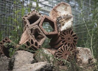 Fotoausstellung / Kulturforum Zagreb Das Bild zeigt ziegelähnliche Elemente aus einem nachhaltigen Material.