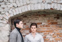 Gutmann & Kromer beim Chelsea Music Festival/ Kulturforum New York Das Bild zeigt Daniel Gutmann und Maximilian Kromer vor einer Ziegelsteinwand.