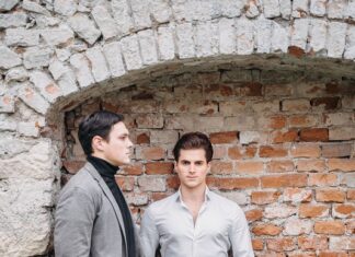 Gutmann & Kromer beim Chelsea Music Festival/ Kulturforum New York Das Bild zeigt Daniel Gutmann und Maximilian Kromer vor einer Ziegelsteinwand.