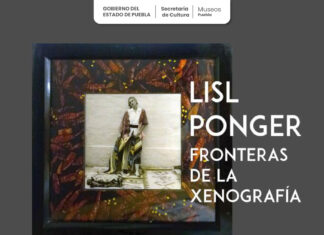 Wanderausstellung Lisl Ponger / Kulturforum Mexiko Ein Flyer zeigt ein Bild einer Zapotekin mit kurzen Haaren und bunter traditioneller Kleidung, wie sie Teppiche verkauft. Die Zapoteken sind ein indigenes Volk in Mexiko, bekannt für ihre kulturelle Vielfalt und ihre historische Bedeutung in der Region Oaxaca. In weißer Schrift ist der Slogan „Lisl Ponger / Fronteras de la Xenographia“ vermerkt.