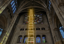 Installation “Himmelsleiter – Friedensleiter” x Olympische Spiele Paris 2024 / Kulturforum Paris Bei dem Bild handelt es sich um eine Fotomontage der Himmelsleiter in der Kirche Saint-Eustache