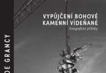 Christine de Grancy. Geliehene Götter, steinerne Wiener / Kulturforum Prag Das Bild zeigt das Banner zur Ausstellung mit Informationen sowie das Logo des Kulturforums Prag und des BMEIA; Sujet: eine Statute mit Flügeln wird mit einem Kran abtransportiert, dahinter das Rathaus und Parlament in Wien