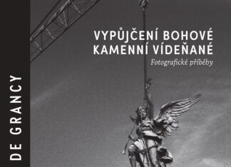 Christine de Grancy. Geliehene Götter, steinerne Wiener / Kulturforum Prag Das Bild zeigt das Banner zur Ausstellung mit Informationen sowie das Logo des Kulturforums Prag und des BMEIA; Sujet: eine Statute mit Flügeln wird mit einem Kran abtransportiert, dahinter das Rathaus und Parlament in Wien
