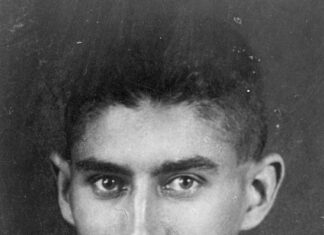 Literarischer Salon: Kafka100 / Kulturforum Bratislava Das Bild zeigt ein schwarz-weiss Portraitfoto von Franz Kafka