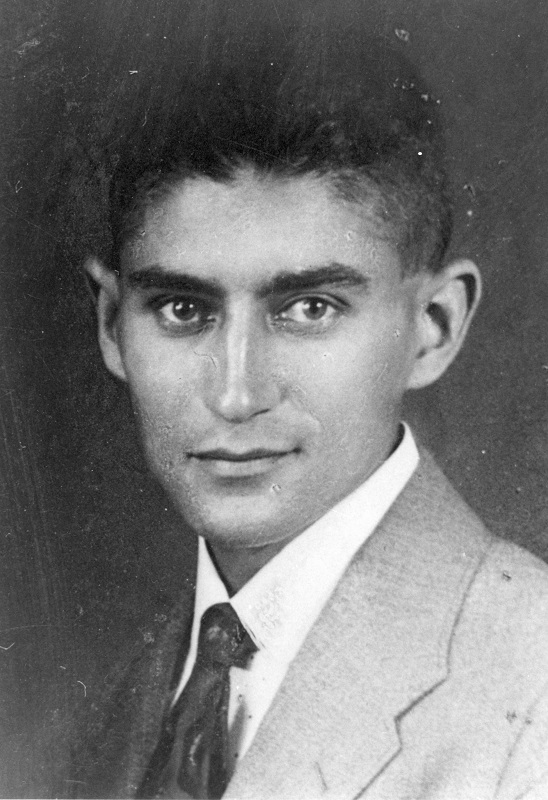 Das Bild zeigt ein schwarz-weiss Portraitfoto von Franz Kafka