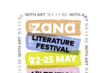 ZaNa Literatur-Festival „With Art We Cure“/ Botschaft Pristina Das Bild zeigt das braun/blau/gelb/rosa Logo der 4. Ausgabe des ZaNa-Literaturfestivals „With Art We Cure“ in Mitrovica. Das Logo ist eingerahmt mit einem Spruchband „With Art We Cure“.