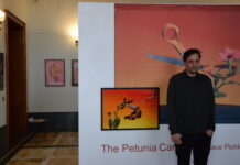 Ausstellung „The PETUNIA CARNAGE“/ Klaus Pichler / Kulturforum Rom Das Bild zeigt den Fotograf Klaus Pichler bei der Ausstellungseröffnung von „THE PETUNIA CARNAGE“ im Atrium vom Österreichischen Kulturforum Rom. Er befindet sich vor einem seiner Werke, worauf man eine Schere sehen kann, welche eine orange, genmanipulierte Petuniensorte umschlingt und dabei auf ihre weltweite Zerstörung hingewiesen wird.