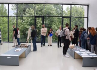 Ausstellung / Kulturforum Sarajewo Das Bild zeigt Besucherinnen und Besucher bei der Ausstellungseröffnung