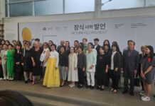 Schmuckkunst: Ausstellung „Beyond Adornment“ /Österreichische Botschaft Seoul Schmuckkünstlerinnen und Schmuckkünstler bei der Eröffnung „ihrer“ Ausstellung im Seoul Museum of Craft Art